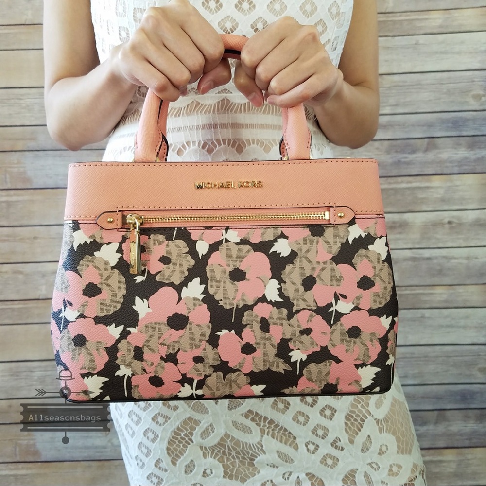 🔽 NWT Michael KORS XS peach Hailee Satchel - Picture 1 of 8